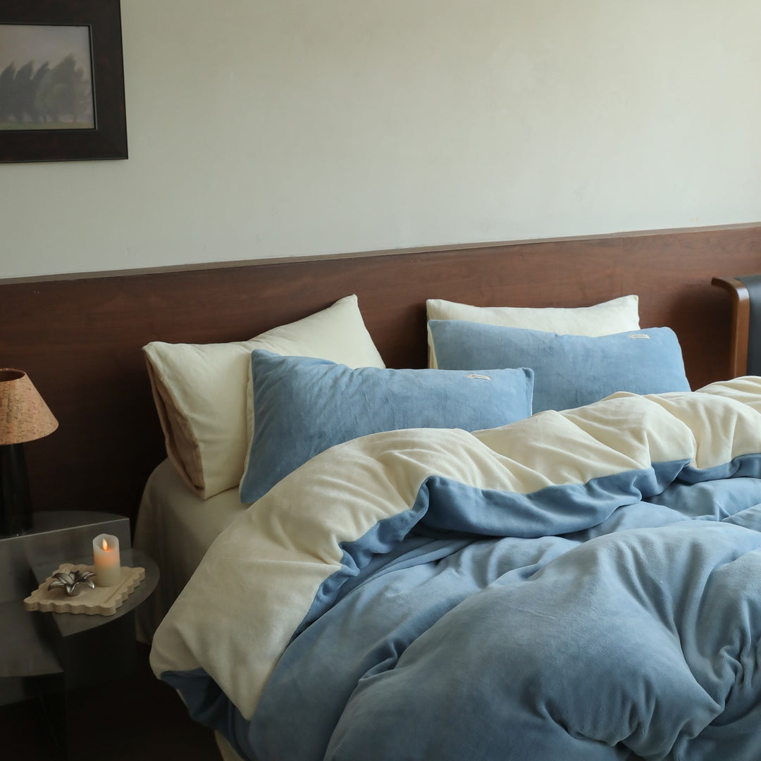 Soft velvet-look bedding set made of microfiber with breathable filling and hotel closure