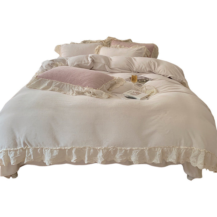 Cozy microfleece bedding set in vintage cottage style with cotton lace trim