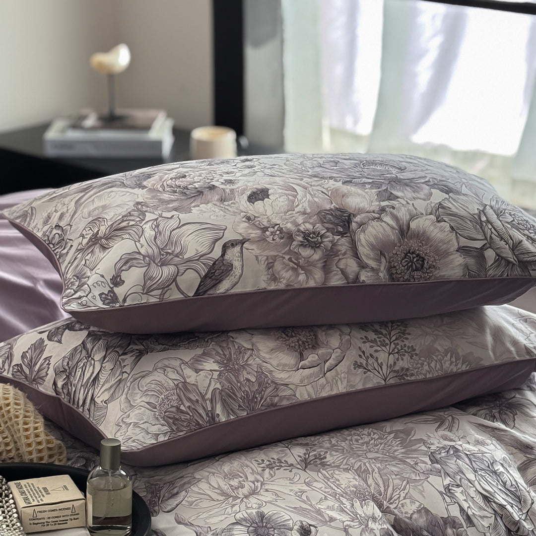 Bedding set with floral sketch look and reversible function