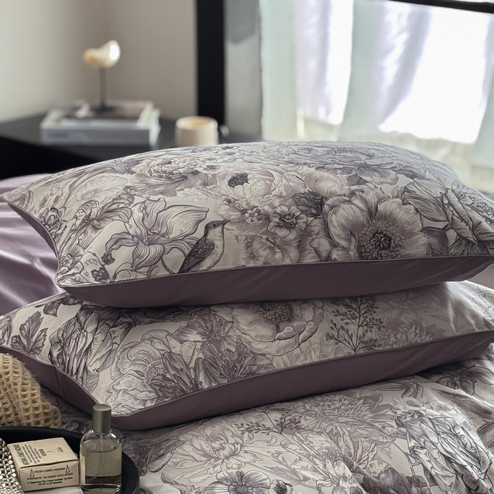 Bedding set with floral sketch look and reversible function