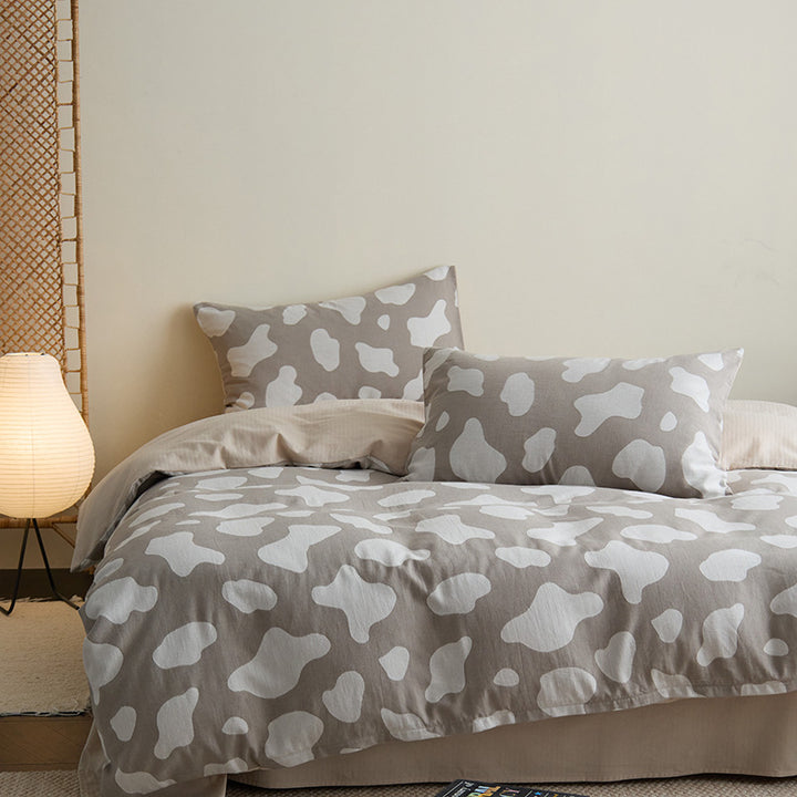 Modern bedding set made of cotton percale with organic stain pattern