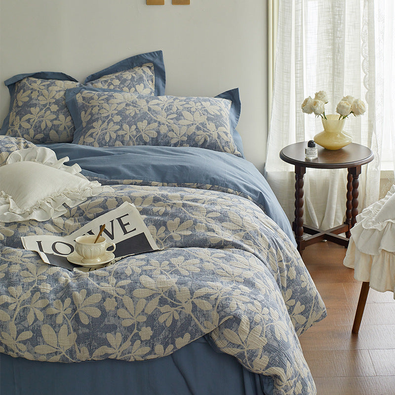 Quilted bed set with floral jacquard design and light thermal padding
