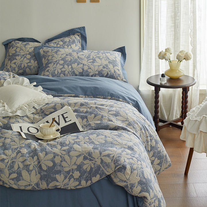 Quilted bed set with floral jacquard design and light thermal padding