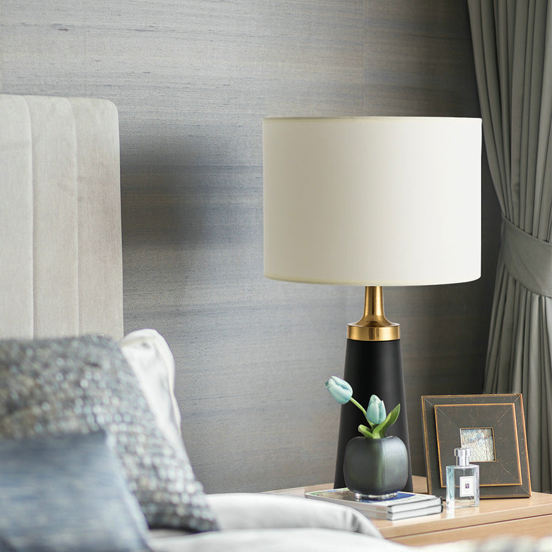 Elegant Modern Table Lamp with Geometric Base