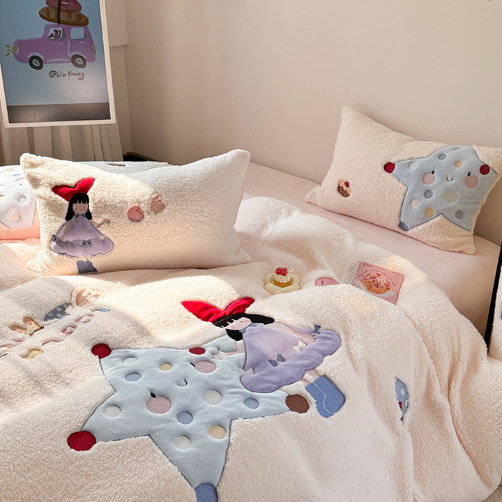 Children's bedding set with cozy teddy fleece surface, appliquéd figures and double-sided function