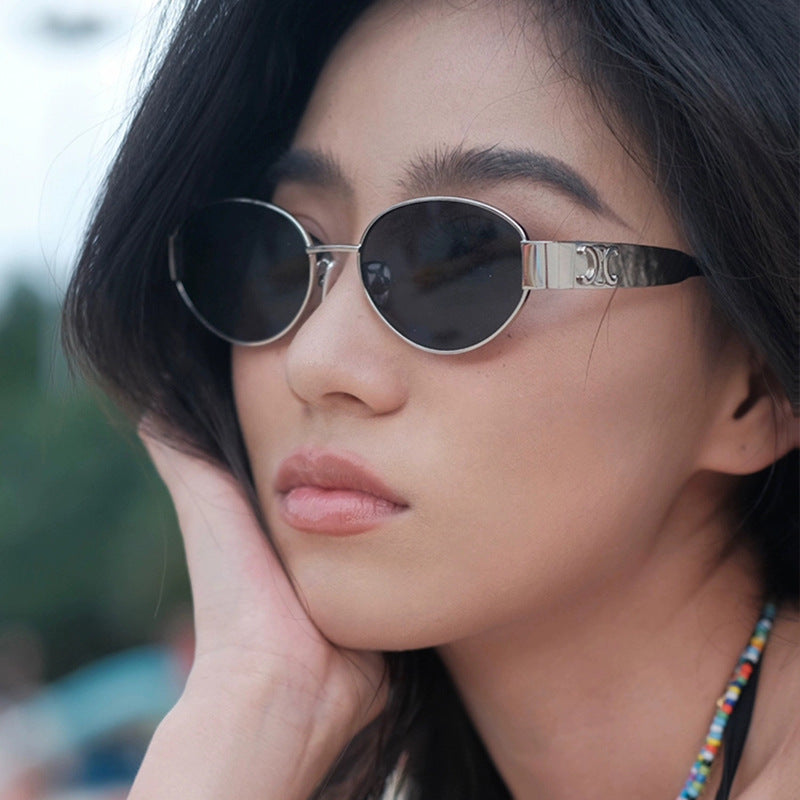 Ladies fashionable sunglasses in an elegant oval design with a sturdy metal frame Stornfield
