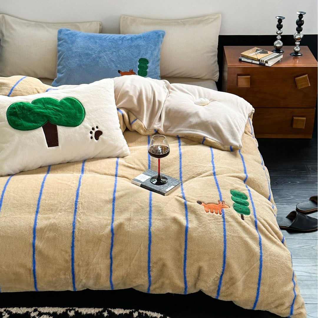 Striped reversible bedding made of microfleece with plush back and animal embroidery