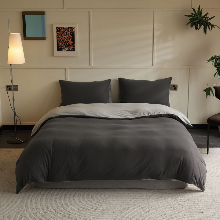 Breathable reversible bedding set made of organic cotton with light quilt and pillowcases