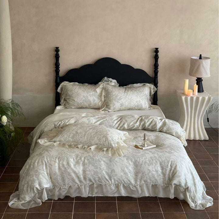 Romantic bedding set in floral jacquard with decorative frill