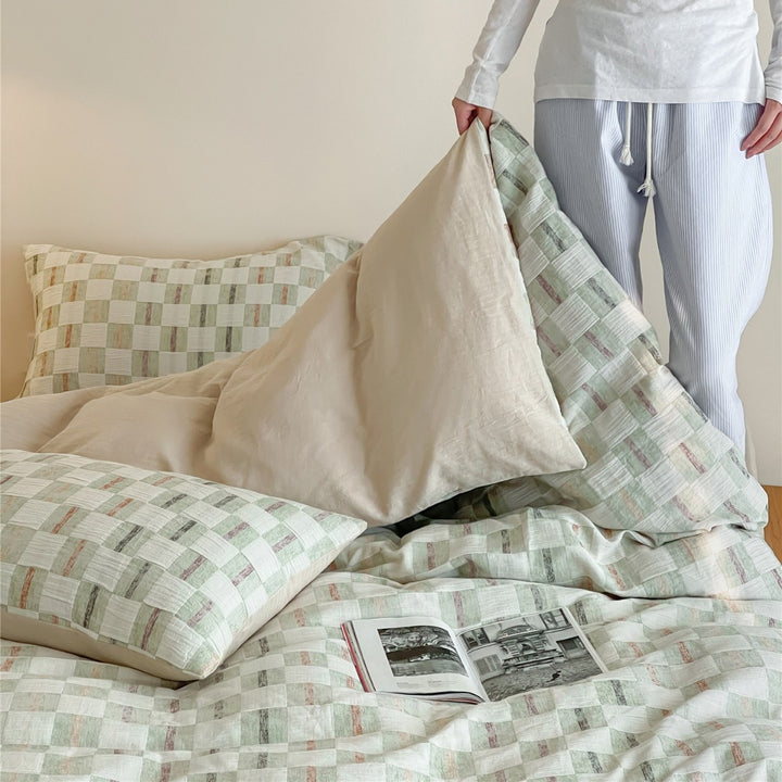 Duvet cover set made of cotton percale with woven checkerboard effect and reversible design