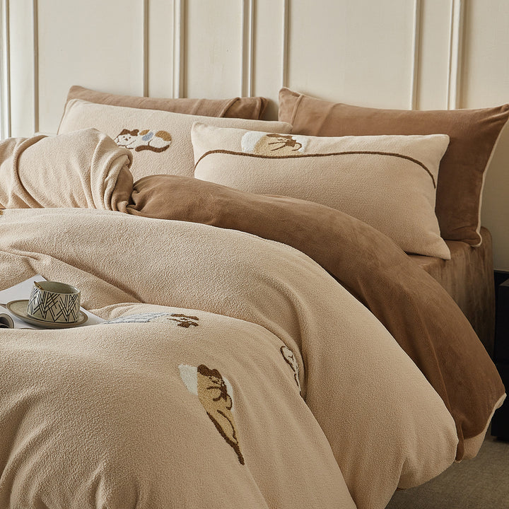 Reversible Sherpa bedding set with embroidered dog motifs