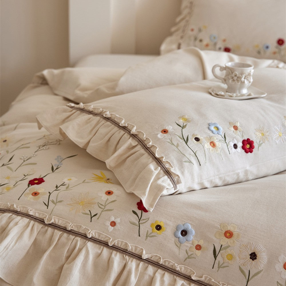 Bedding set made of cotton-linen with floral embroidery and ruffle edge