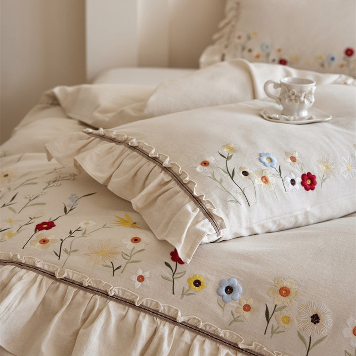 Bedding set made of cotton-linen with floral embroidery and ruffle edge