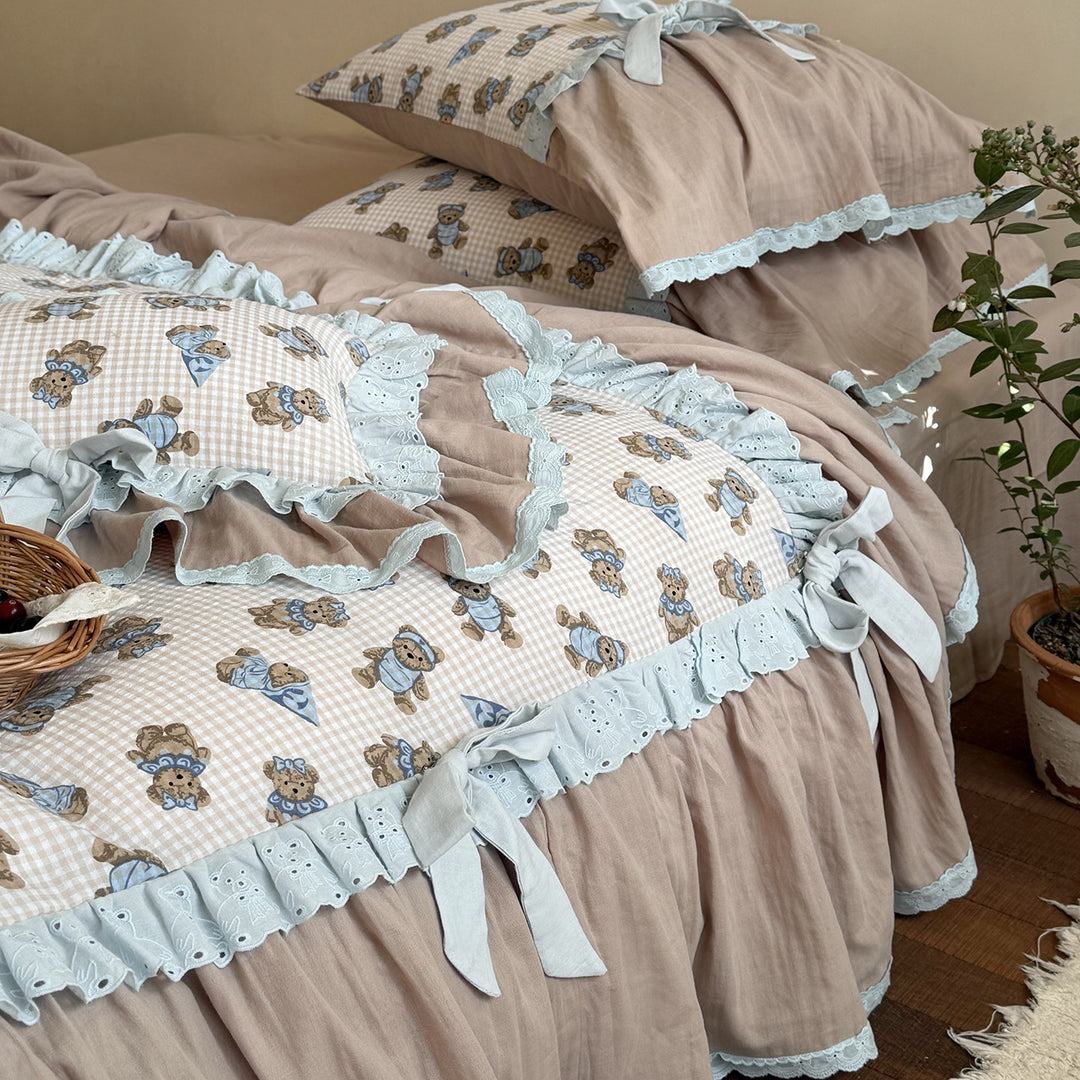 Quilted bedding set with teddy pattern, ruffle trim, and decorative bows