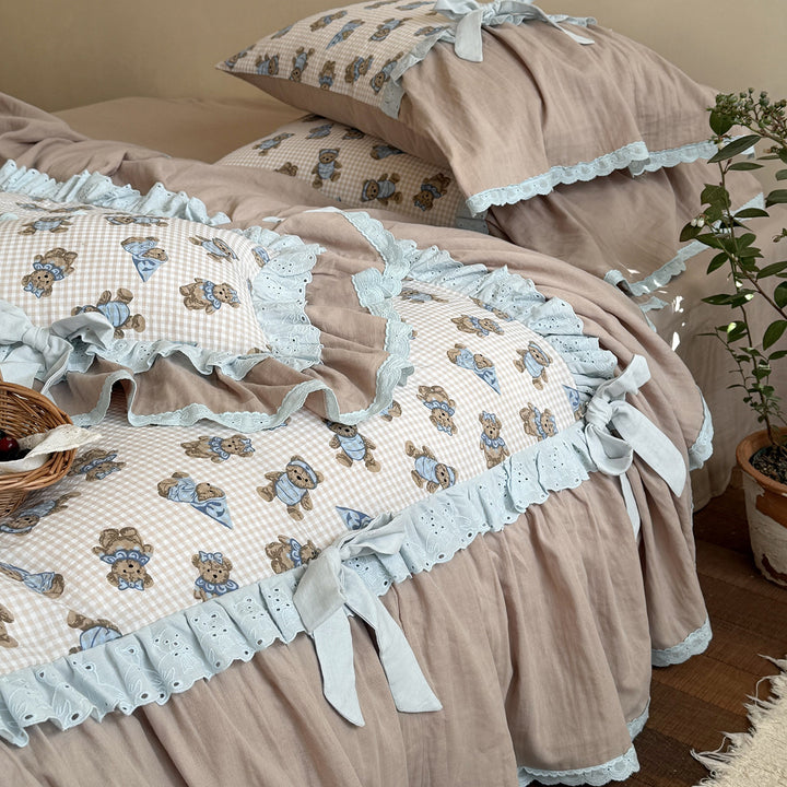 Quilted bedding set with teddy pattern, ruffle trim, and decorative bows