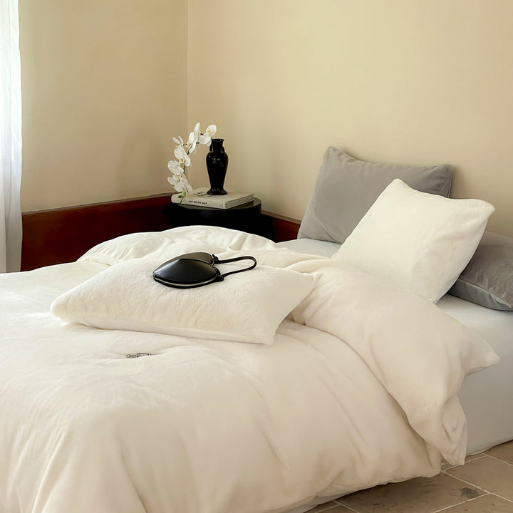 Super soft plush bedding set with reversible function and microfiber filling