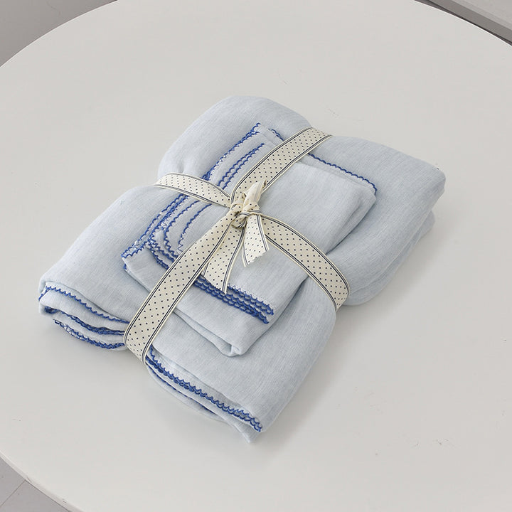 Baby cuddle cloth made of double-layered cotton muslin with fine decorative lace