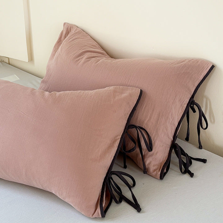 Pillowcase set in washed linen look with decorative ties