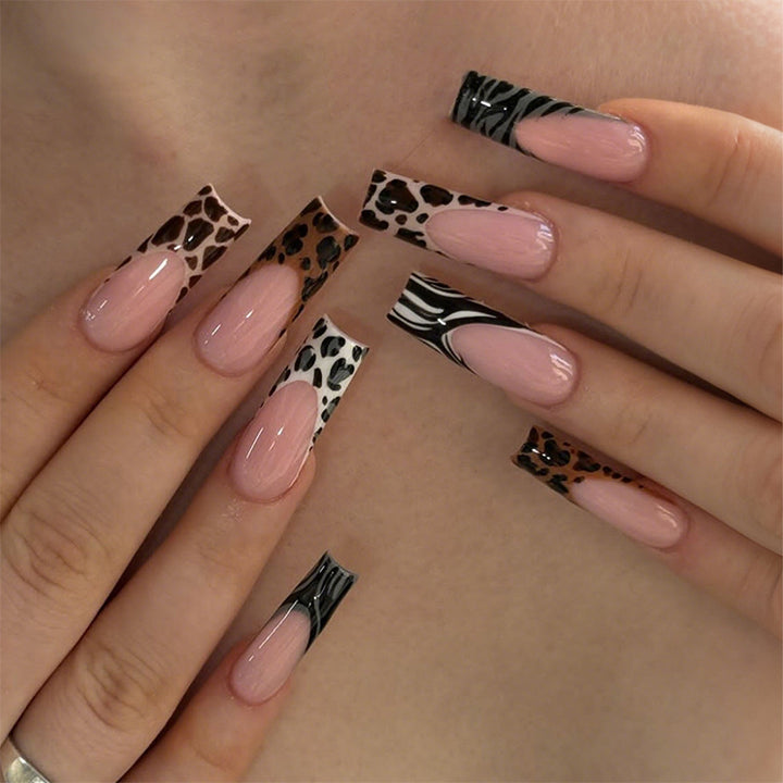 Nail art set with modern leopard pattern Stornfield