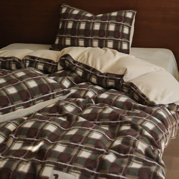 Cozy fleece bedding set with diamond jacquard and reversible function