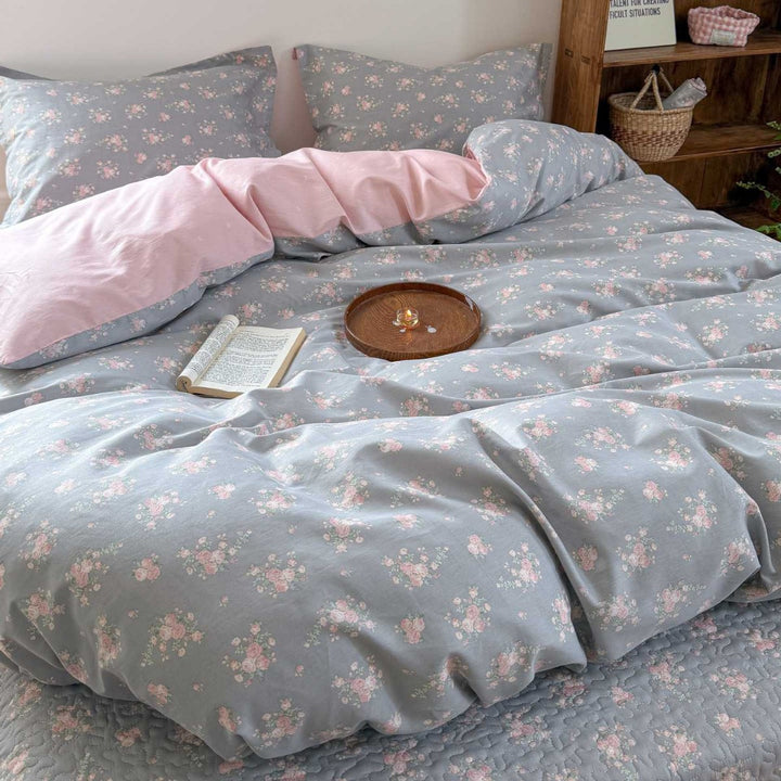 Bedding set made of cotton satin with a delicate micro-flower pattern and hidden hotel closure