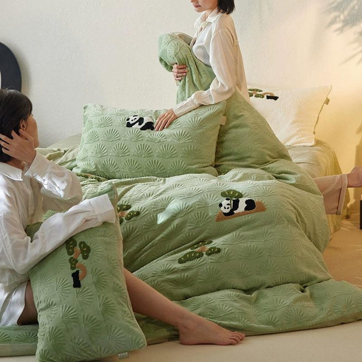 Fluffy microfiber bedding set with relief jacquard and embroidered panda motifs