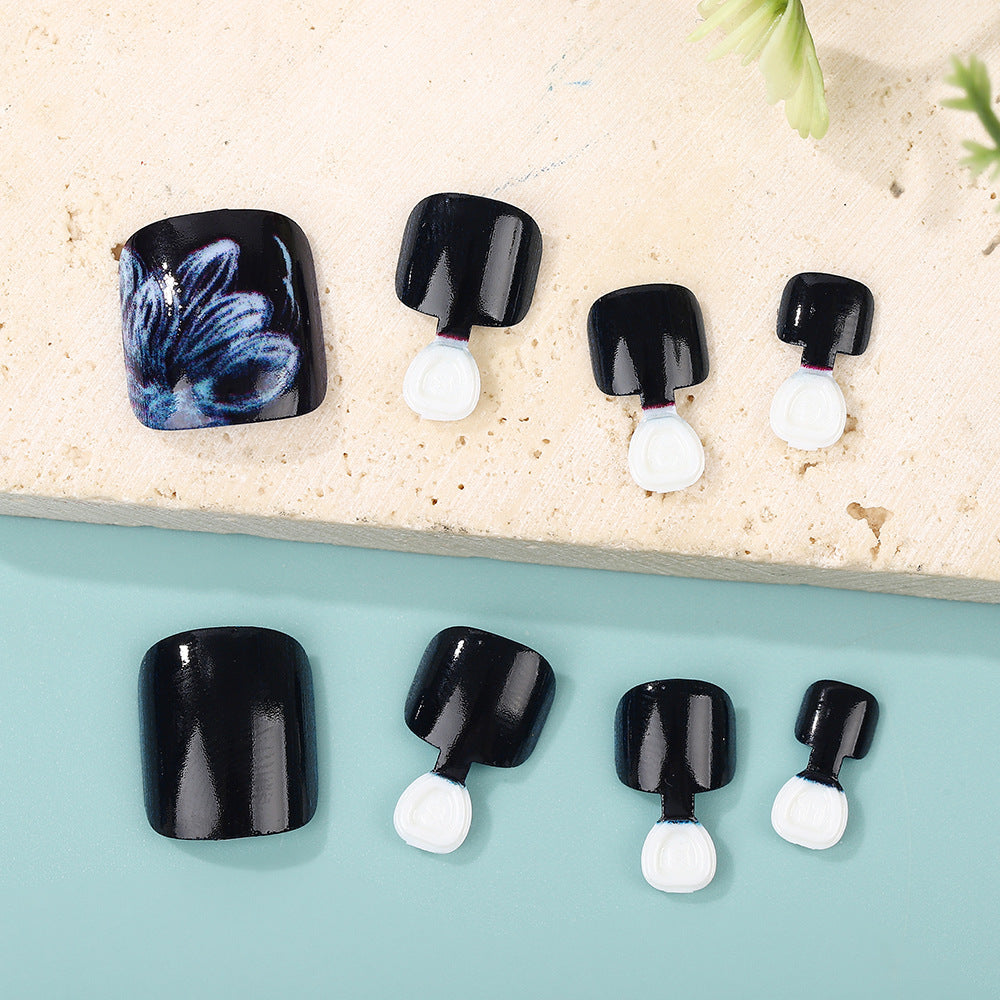 Glamorous artificial nails with floral accents Stornfield
