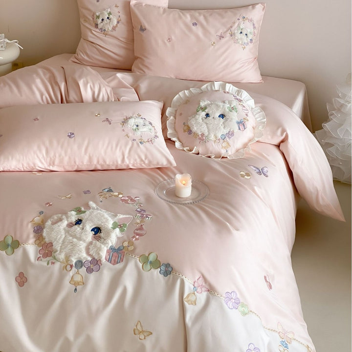 Bedding set with appliquéd plush cat motif, floral embroidery and fine cotton satin