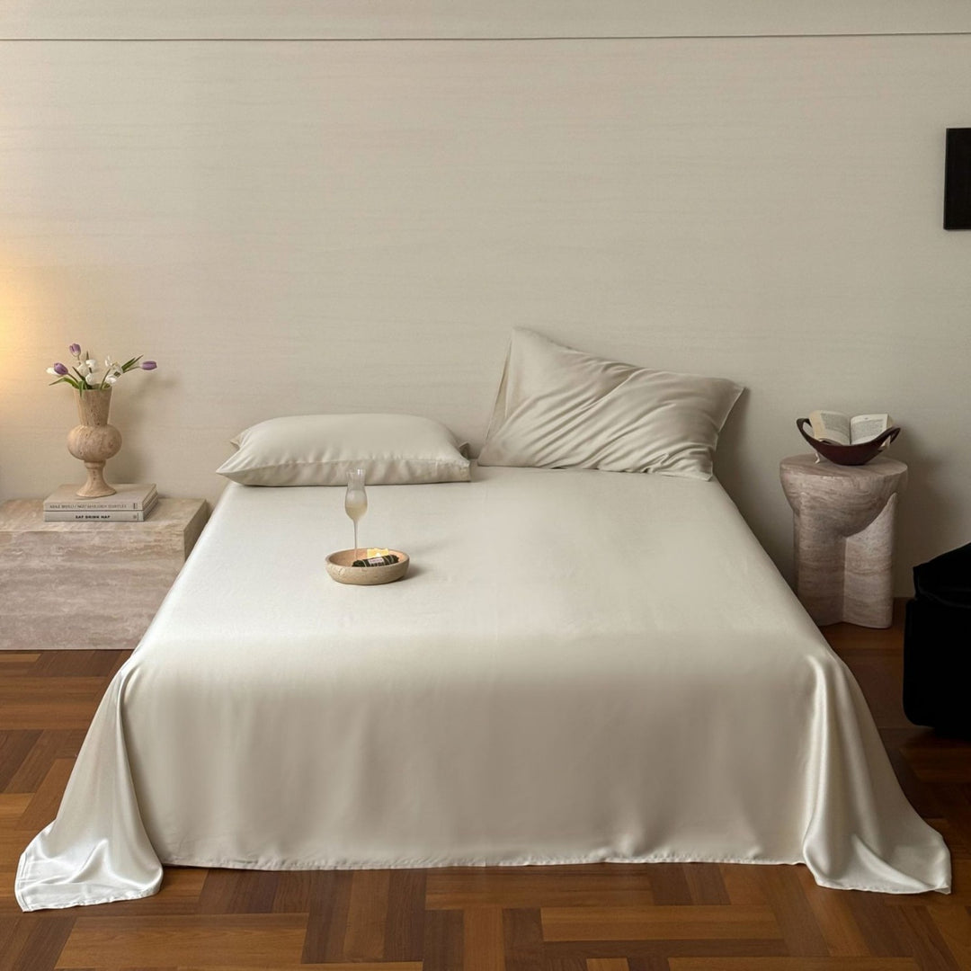 Luxurious satin bedding set with a silky-smooth surface, reversible function and hotel closure
