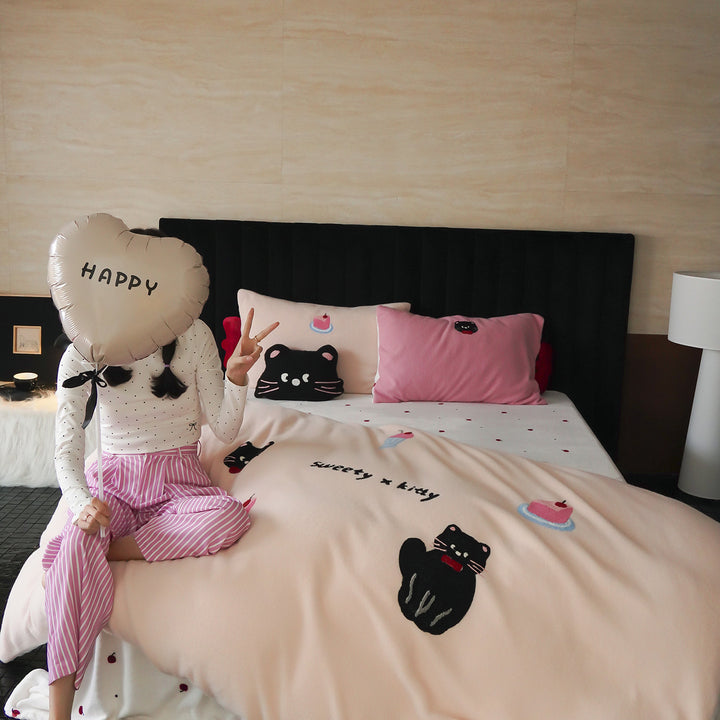 Bedding set with embroidered dog motifs and extra soft velour texture