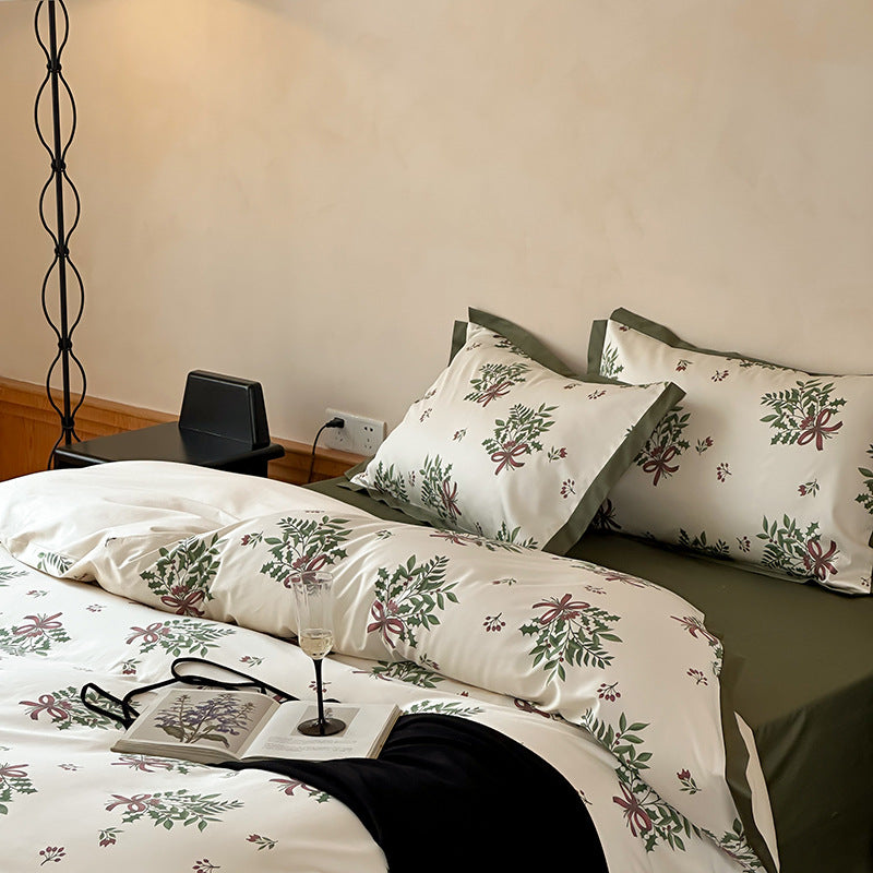 Cotton satin bedding set with floral wreaths, hotel closure and contrasting hem