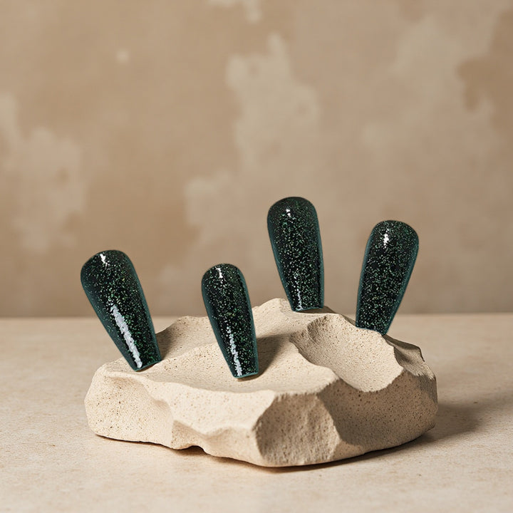 Shiny artificial nails with sparkling accents Stornfield