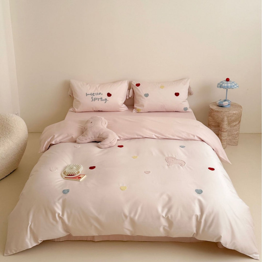 Playful bedding set made of cotton satin with embroidered heart appliqués