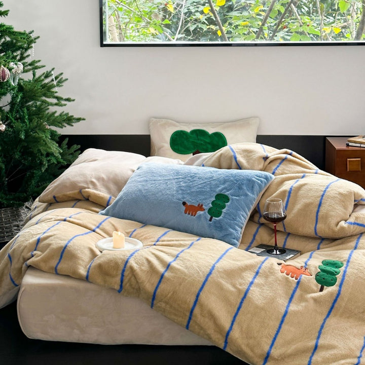 Striped reversible bedding made of microfleece with plush back and animal embroidery