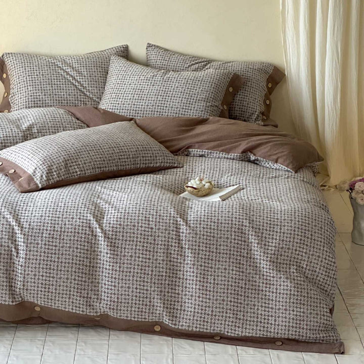 Reversible bedding set made of cotton-linen mix with floral print and wooden button closure