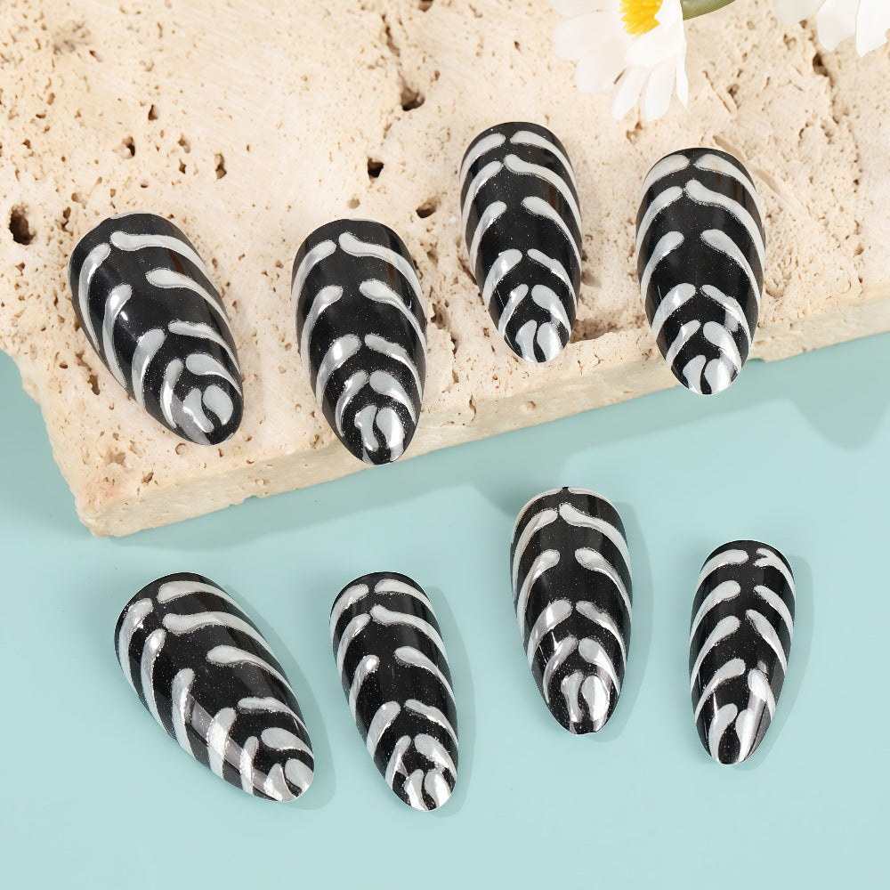 Stylish striped pattern artificial nails Stornfield