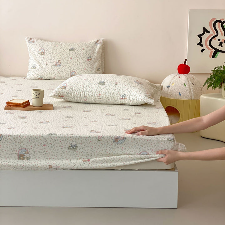 Children's fitted sheet with elastic all-around hem and cute dog print