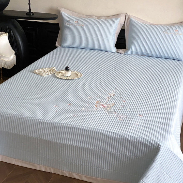 Quilted bedding set made of fine cotton blend with embroidered heart and bow motifs