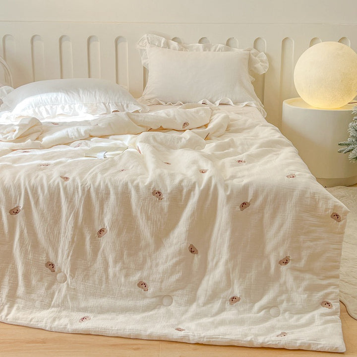 Women lightweight and breathable quilt with delicate floral patterns Stornfield