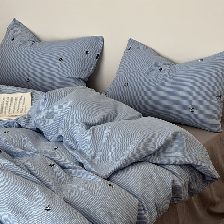 Bedding set made of breathable cotton percale with fine pinstripes and embroidered panda motifs