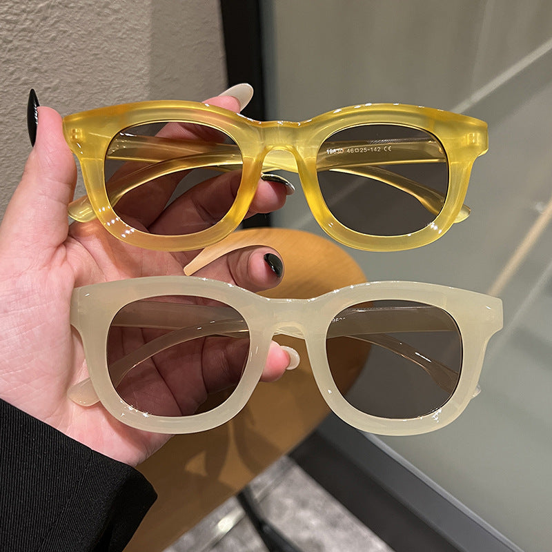 Women's stylish round sunglasses with sturdy frame and protective UV filter Stornfield