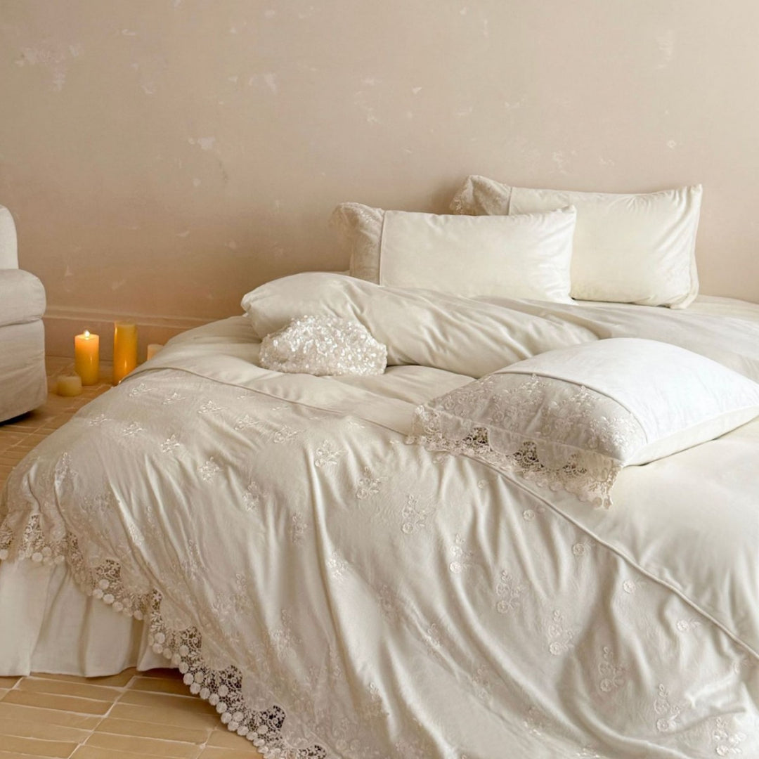 Extravagant velvet bedding set with floral lace trim