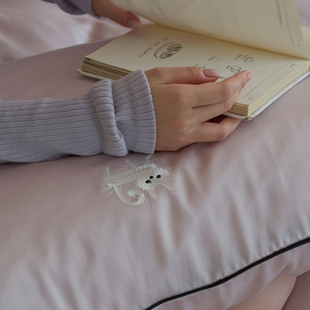 Satin-Feel Cotton Sateen Duvet Cover Set with Embroidered Cat Motif and Contrasting Piping