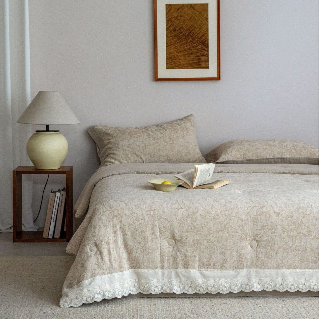 Quilted bedspread and pillowcase set made of cotton-linen with floral jacquard structure and lace edge