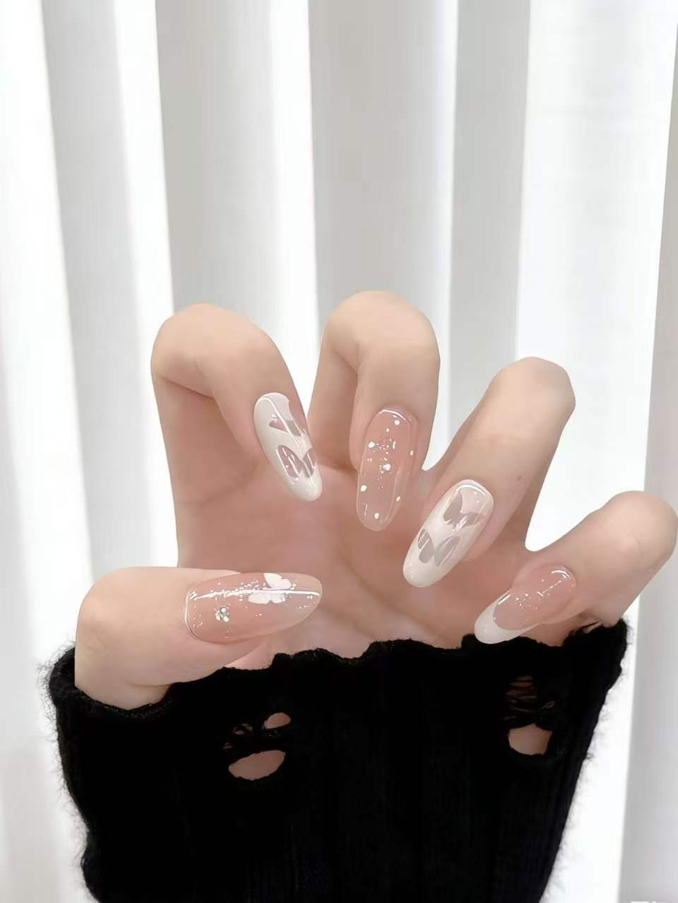 Decorative Press-On Nail Art Set with Elegant Floral Design