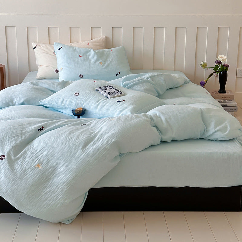 Bedding set made of cotton muslin with subtle embroidery patterns and extra-soft quilted texture