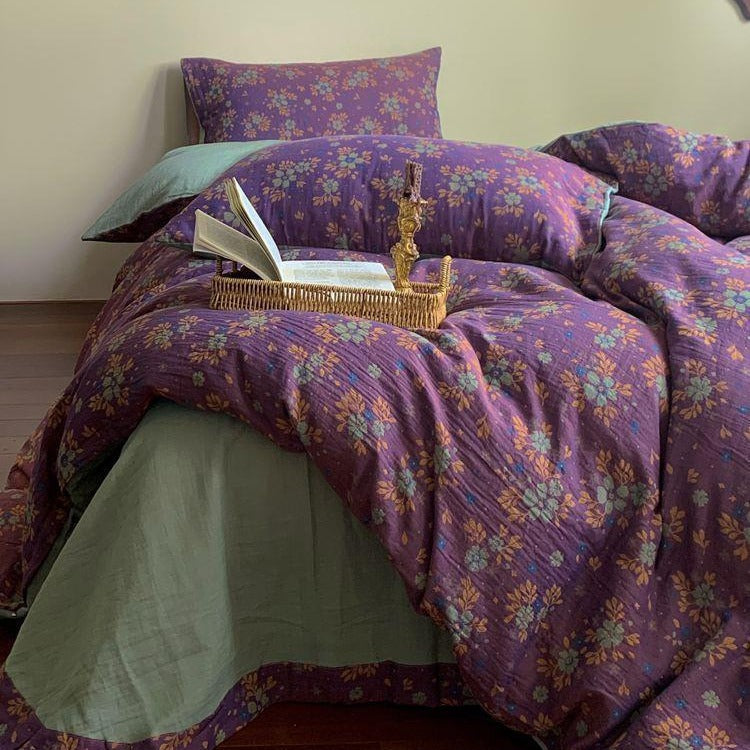 Reversible bedding set made of cotton-linen with delicate floral print and quilted blanket