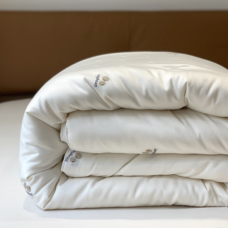 Luxurious satin quilt with lightweight filling and silky smooth feel