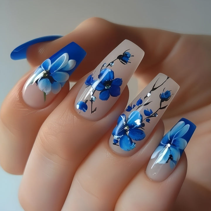 Artificial nails with floral accents Stornfield