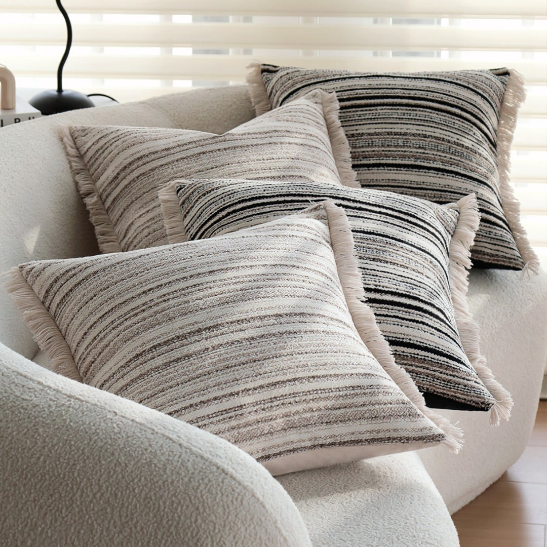 Decorative cushion with fringes